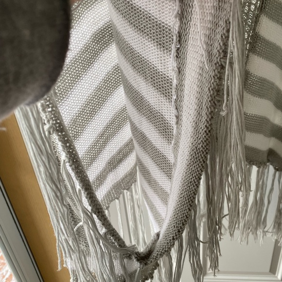 White and grey poncho style too/sweater - Picture 3 of 4